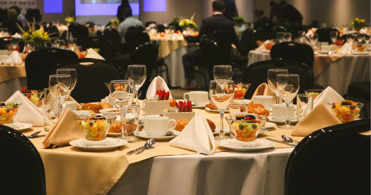 ディナーショー50代服装