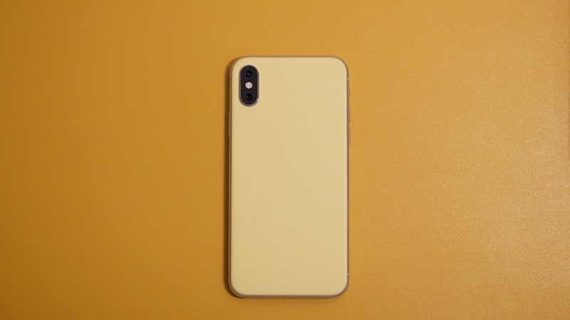 スマホケースのシリコン黄ばみは落とせる？原因・お手入れ方法・防ぐコツをやさしく解説