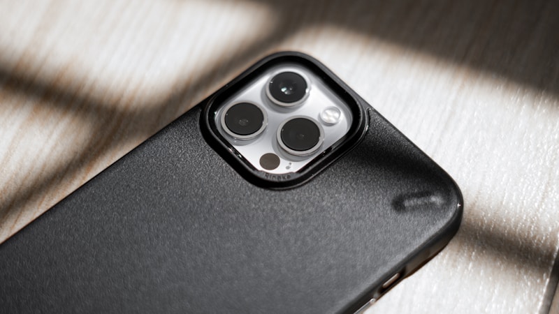 スマホケースの黒ずみをやさしく落とす方法｜素材別のお手入れと黄ばみを防ぐコツ